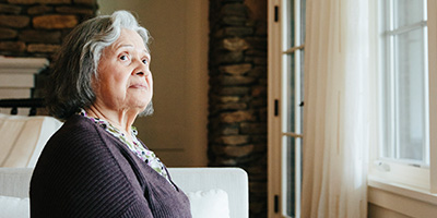 Lo que tiene que hacer si un ser querido que tiene Alzheimer tiene alucinaciones o está viendo o escuchando cosas que no están allí.