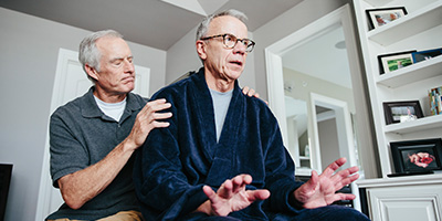 Entienda y responda de una manera segura a la agresión en un ser querido que está viviendo con el Alzheimer.